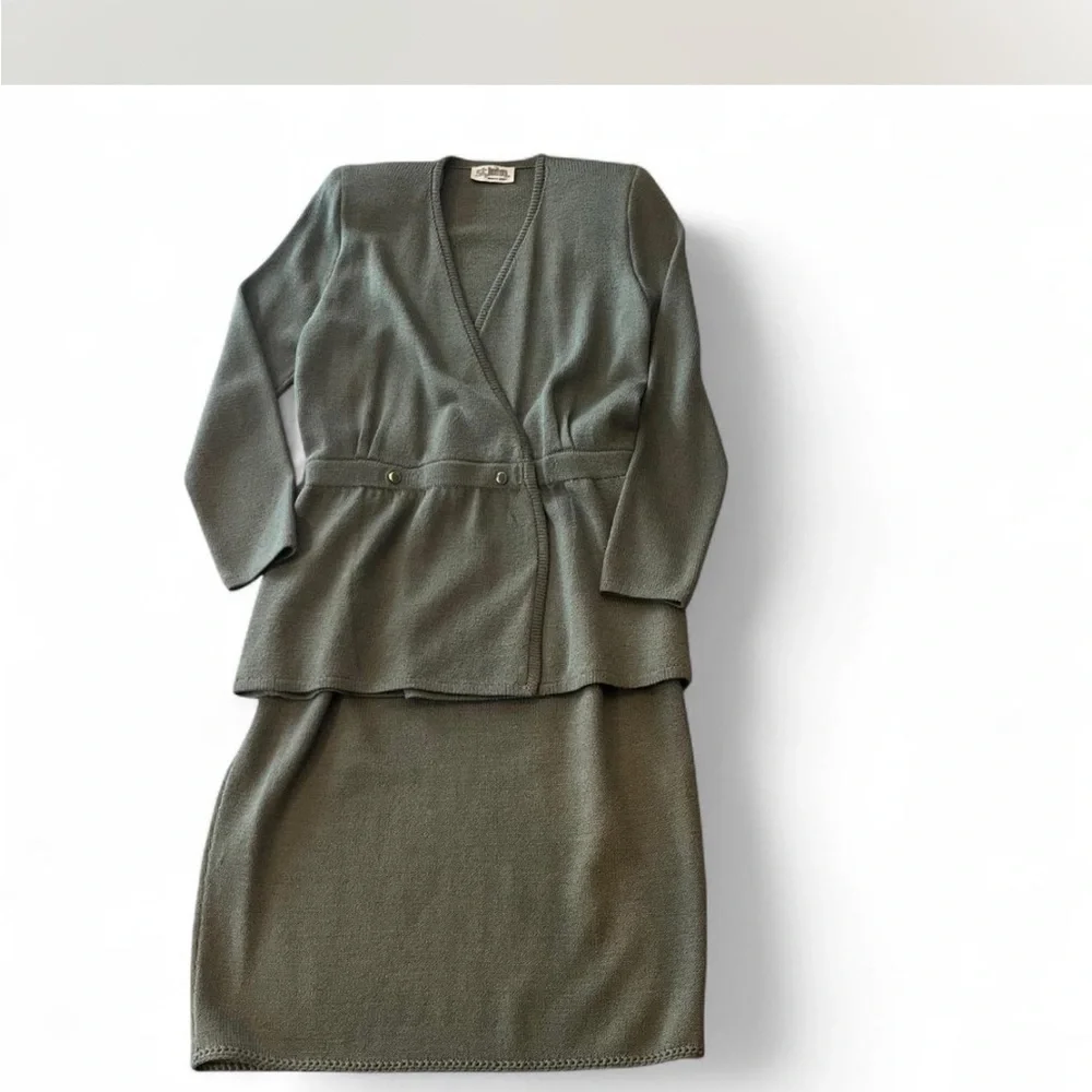 St. John knit sweater and skirt set in good condition
